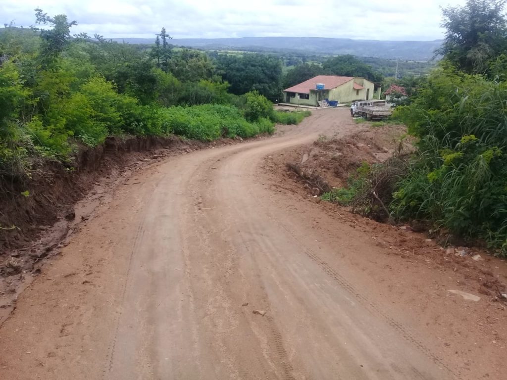 Secretaria de urbanismos e obras continua trabalho na reforma de estradas danificadas pelas chuvas