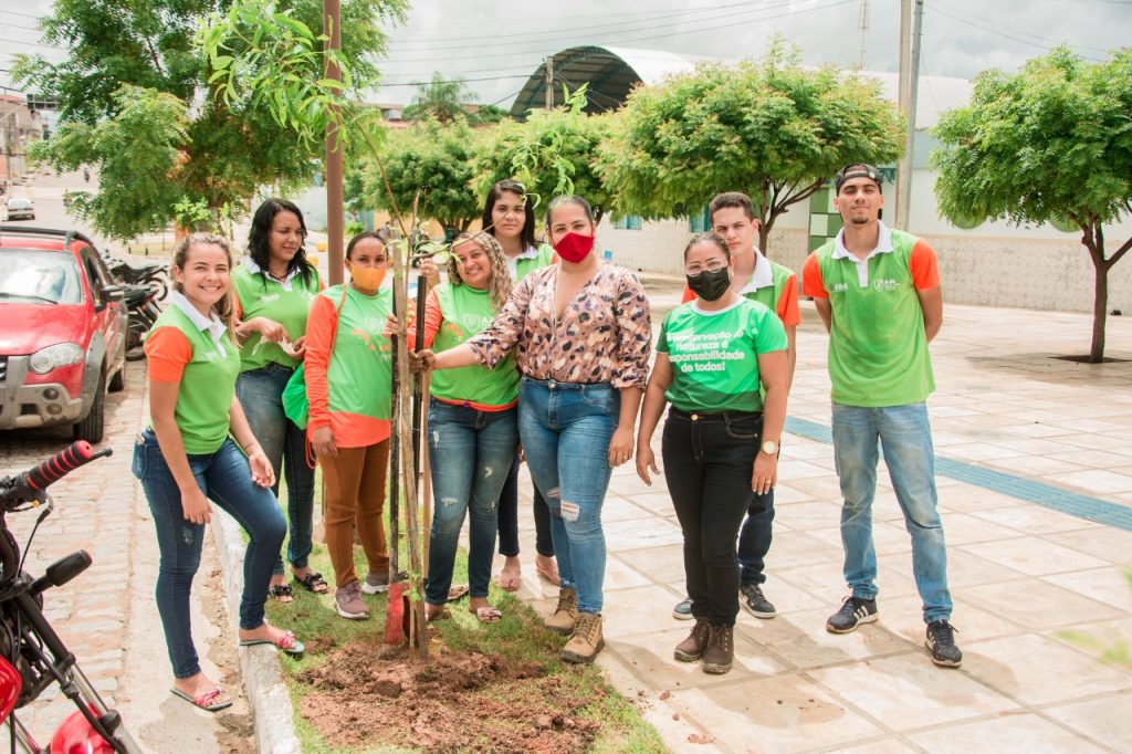 Prefeitura de Nova Olinda realiza mutirão para plantar árvores no Passeio Cultural