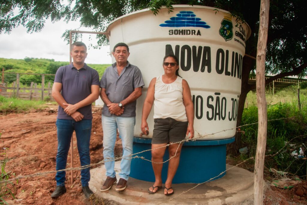 Prefeitura realiza trabalho em parceria com a SOHIDRA para levar água as famílias no Sítio São João.